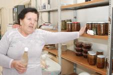 إيناس حبيب تشير الى منتوجاتها البيتية