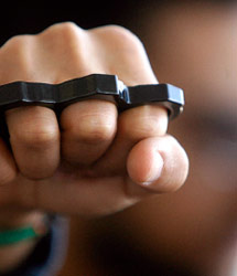 «بوكس الحديد» أو «اليونيّة» ضد من يجري حملها؟