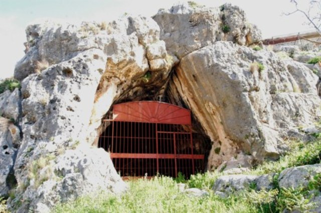 د. حمزة عبود يشير للزميلة ثريا حسن زعيتر  عن المغارة