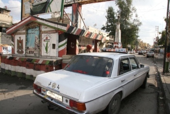  سيارة تعبر حاجز <الكفاح المسلح الفلسطيني> في عين الحلوة