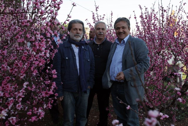 صهر الخيام النقيب جمال السعيدي متوسطاً الفـنان مـرســـيـل خليفة وأبو عصام محمد صفاوي في حديقة دارته في الخيام