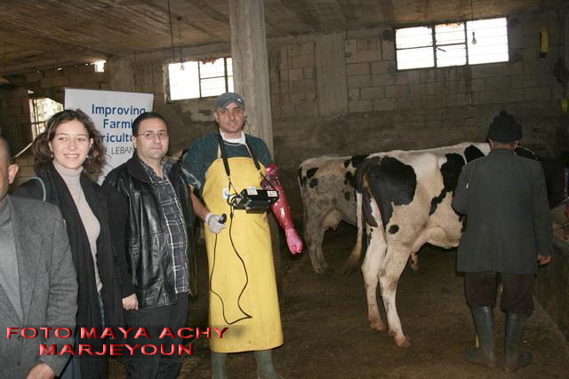 الطبيب البيطري نحال يحنمل بيده جهاز الايكو – صورة مايا العشي – مرجعيون