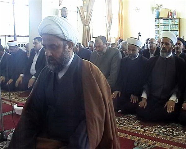 قاووق يؤم الصلاة في المؤمنين وبدا خلفه علماء ومشايخ وأئمة – صورة ادوار العشي – مرجعيو