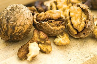 الجوز فوائده كثيرة.. واستعمالاته أكثر