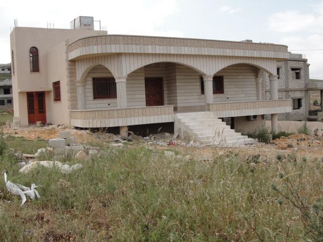 بناء شيّد بتعب أصحابه الذين يعملون خارج وطنهم