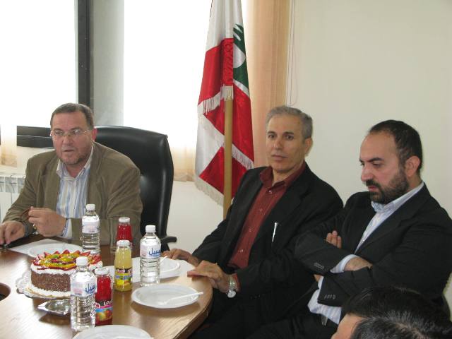 الأستاذ عزّت رشيدي متوسطاً المهندس شادي عبدالله والحاج علي زريق: يداً بيد لتنمية البلدة وإنمائها