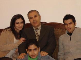 الأستاذ عزت رشيدي وأبنائه الثلاث