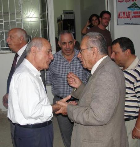 الأستاذ فايز أبو عباس في دردشة ثقافية أمام مقر منتدى المرج ومكتب خيام دوت كوم