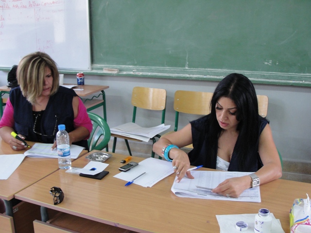 رئيسة أحد أقلام الإقتراع في الجنوبي ومساعدتها