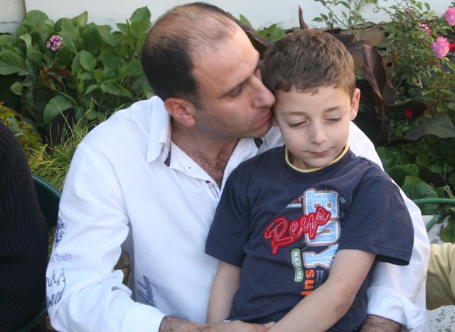 بعودته عاد طفله إلى أحضانه