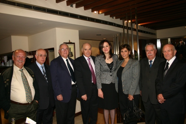  رئيس مؤسسة عامل الدكتور كامل مهنا والسيدة عقيلته خلال تكريمه من قبل النادي الثقافي العربي يكرّم