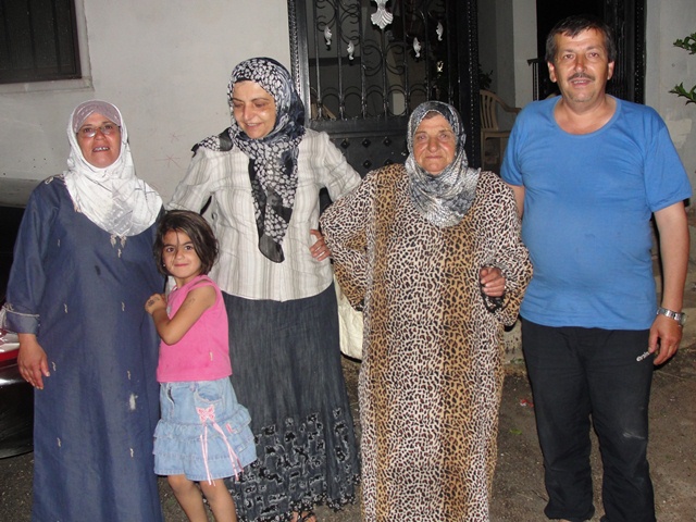 الأقارب والجيران شاركوهم الفرحة