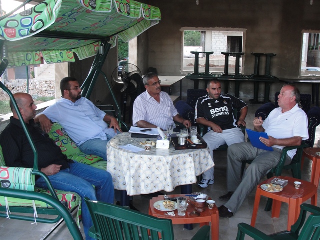 بعض أعضاء اللجنة، من اليمين إلى اليسار: زعرور، حميّد، شمعون، شعيب وقلّوط