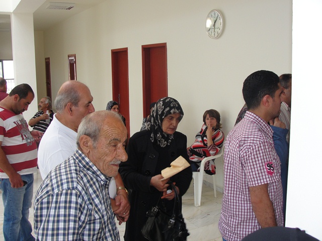 مواطنون خياميون ينتظرون دورهم.. بعدما طال الإنتظار