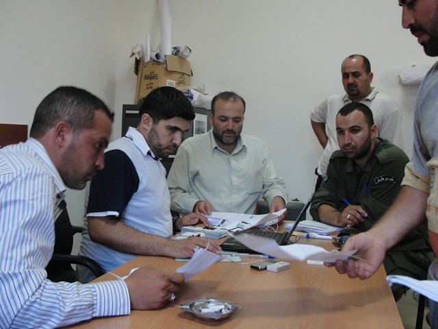 يبحثون في الجداول عن الأسماء لدفع المستحقات