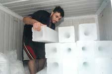 ألواح الثلج داخل البراد تمهيداً لبيعها