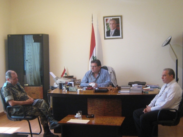 محافظ النبطية مستقبلاً قائد القطاع الشرقي في اليونيفيل ويظهر في الصورة  قائمقام مرجعيون