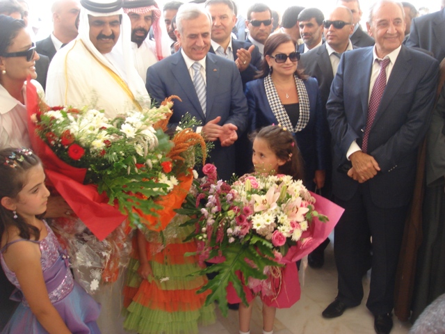 رئيس الجمهورية العماد ميشال سليمان خلال زيارة مدينة الخيام الأسبوع المنصرم، ويظهر الرئيس برّي وأمير قطر