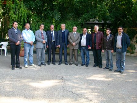 النائب عبد اللطيف الزين ومجموعة من زواره في كفررمان - أرشيف