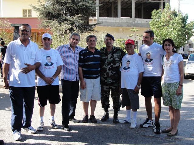 العقيد زمط وأعضاء من اللجنة المنظمة  وأفراد من عائلة الشهيد