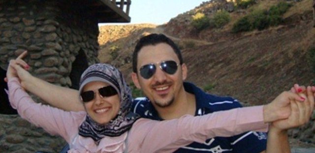 كانا كالعصافير.. نظرات الحب تحاكى عينيهما