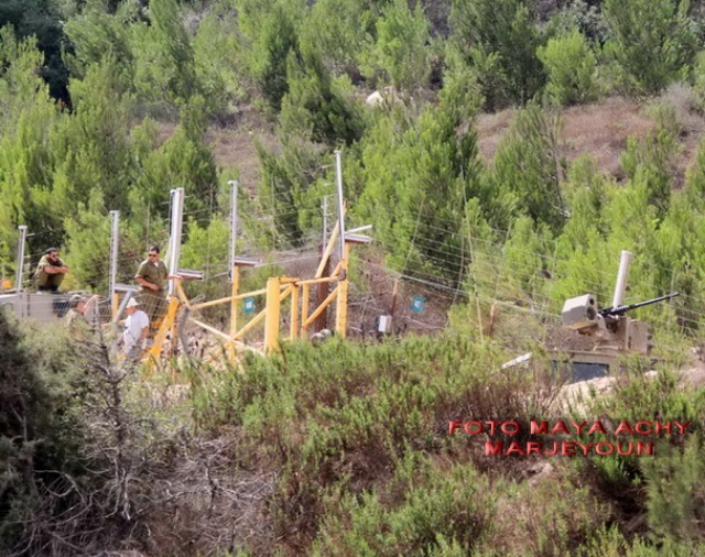 ورشة إسرائيلية تعمل على تأهيل السياج التقني بحماية قوة عسكرية – صورة مايا العشي - مرجعيون