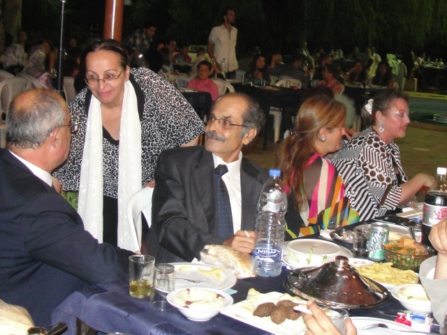 كان الجو الخيامي طاغيا في كل مكان يحلّ فيه