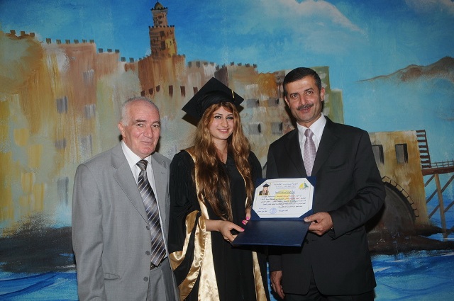 النائب قبيسي وحوماني يسلمان الدروع والشهادات التقديرية للطلاب المكرمين