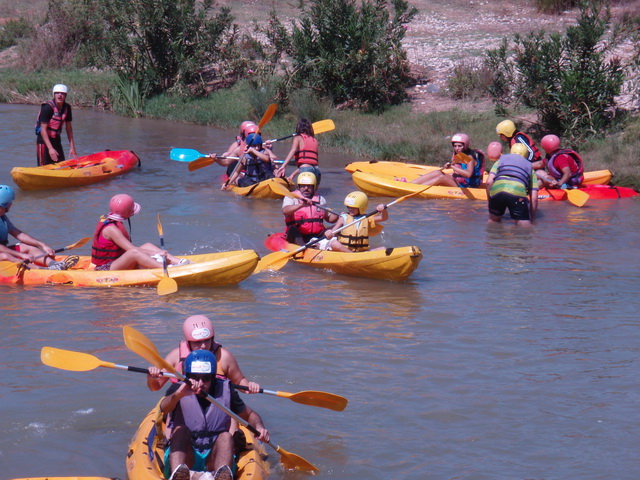 مشاركون في رياضة الكانوي كاياك (سباق التعرج المائي) على الخردلي – صورة ادوار العشي مرجعيون - أرشيف