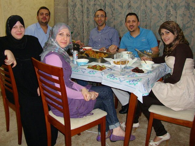 مجموعة من الشباب من الصفر انطلقوا، يتوسطهم المرحوم باسل حسان