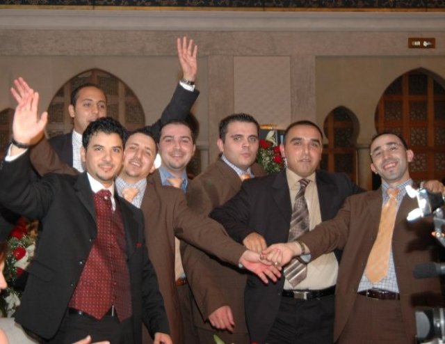 يرتدون بدلاتهم كرجال صغار وبهمم عالية كهمم اقوى الرجال ، متراصون ، متالفون ، ناجحون ، يحبون بعضهم ويعشقون الخيام