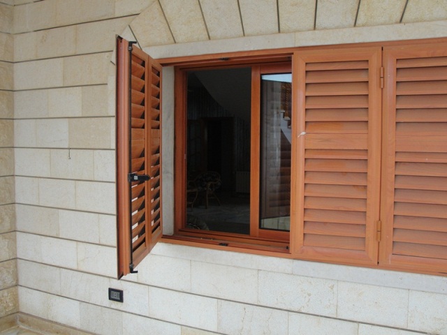 من هنا دخل السارقون