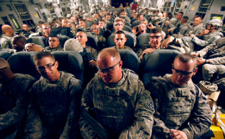   مئات من جنود الكتيبة الثانية الأميركية يغادرون مطار بغداد إلى غير رجعة