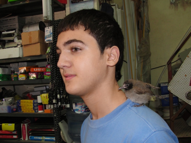 يقف على كتف علي زريق (صديق هادي وقريبه)