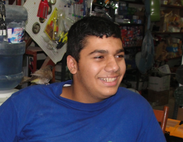 يعود ليقف على أحد كتفي هادي حمّود