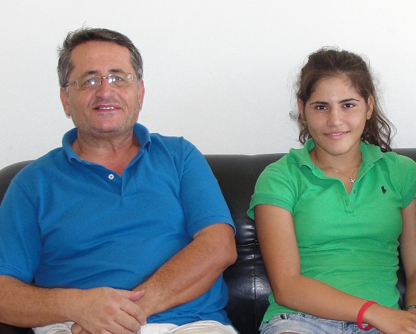 البطلة ليا فرحات  في الخيام  إلى جانب المهندس أسعد رشيدي