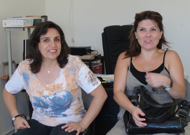 والدتها وقريبتها