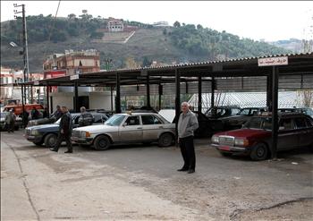 سائقون عموميون ينتظرون دورهم لنقل الركاب