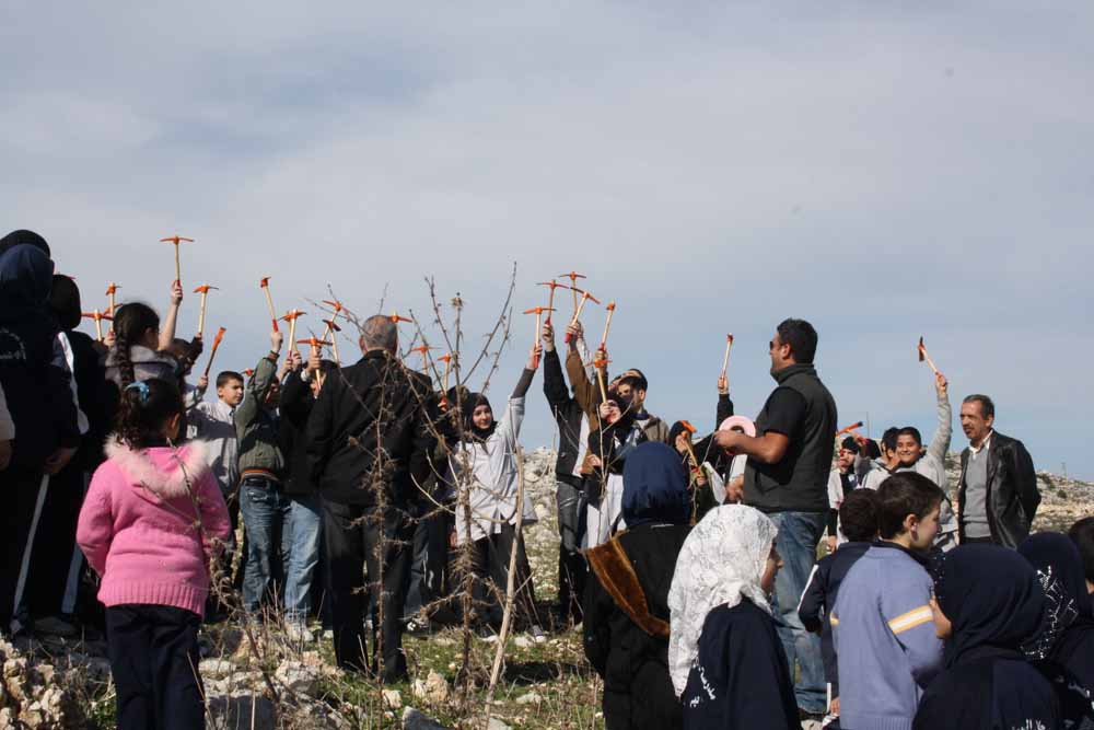 طلاب يزرعون في حبوش