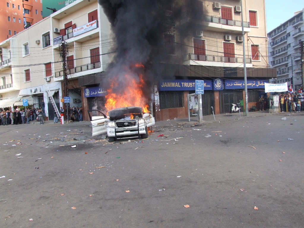 متظاهرون يحطمون سيارة البث المباشر الخاصة بقناة «الجزيرة» في ساحة النور في طرابلس ..ويحرقونها
