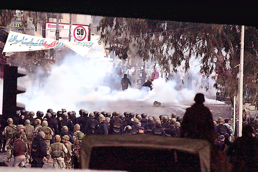 قوى الجيش في مواجهة المحتجين أمس عند مدخل الطريق الجديدة من جهة منطقة الكولا