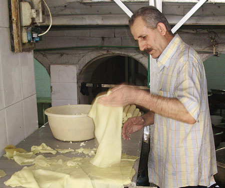 حلاوة الجبن.. طورتها عائلة سلورة قبل 60 عاما