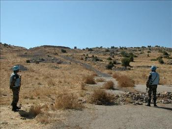 عنصران من «اليونيفيل» يراقبان الحدود