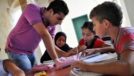 تطوّع عشرة شبان وشابات من ابناء الحارة لتدريس الطلاب (حسن بحسون)