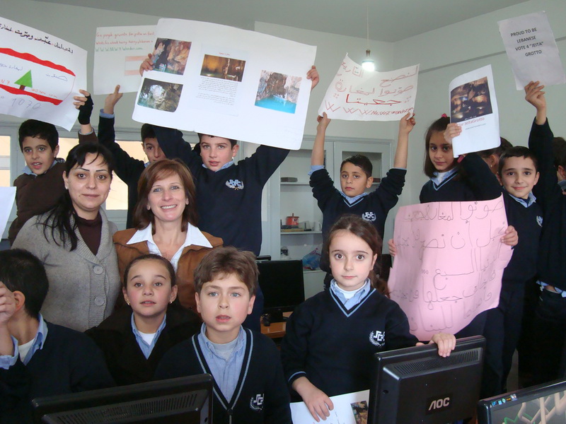 طلاب راهبات القلبين الاقدسين في مرجعيون يرفعون شعارت التصويت لمغارة جعيتا