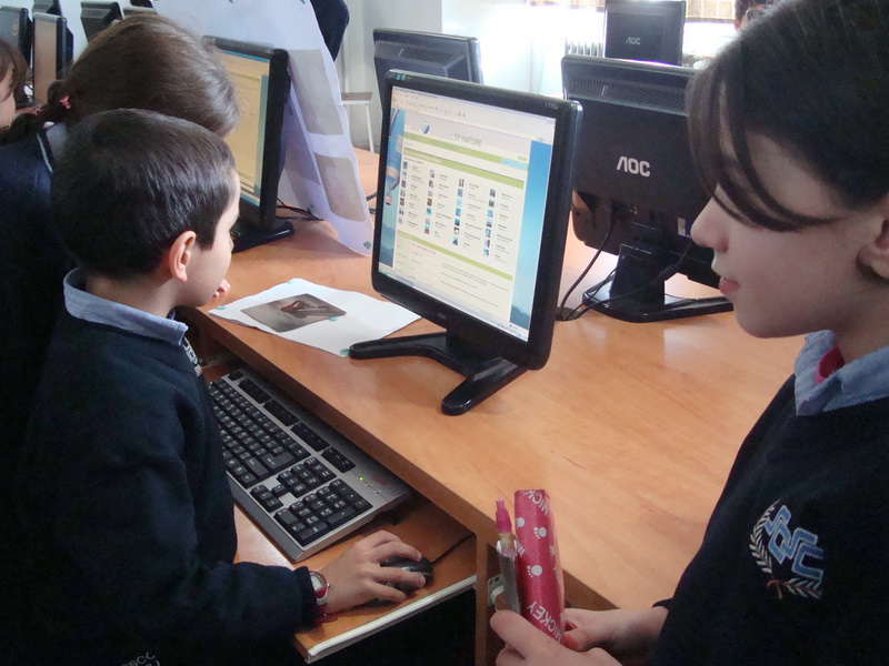 الطلاب خلال تصويتهم عبر البريد الالكتروني لمغارة جعيتا