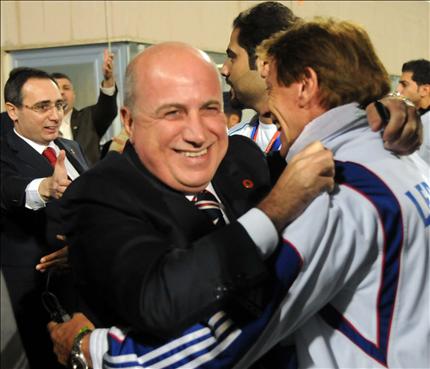 عناق بين حيدر ومدير المنتخب الفني الالماني بوكير بعد المباراة