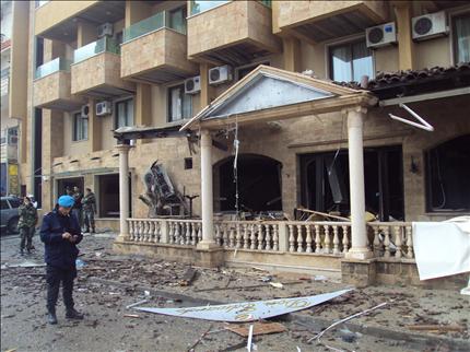 جانب من أضرار أحد الانفجارين في صور أمس