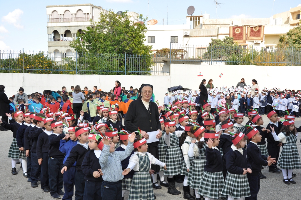 طلاب يحتفلون بالاستقلال -راهبات النبطية