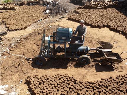 داخل مصنع الحطب الصناعي